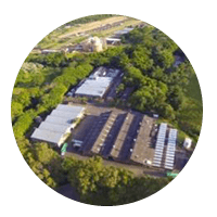 Instalaciones industriales de Amazonas entre áreas verdes